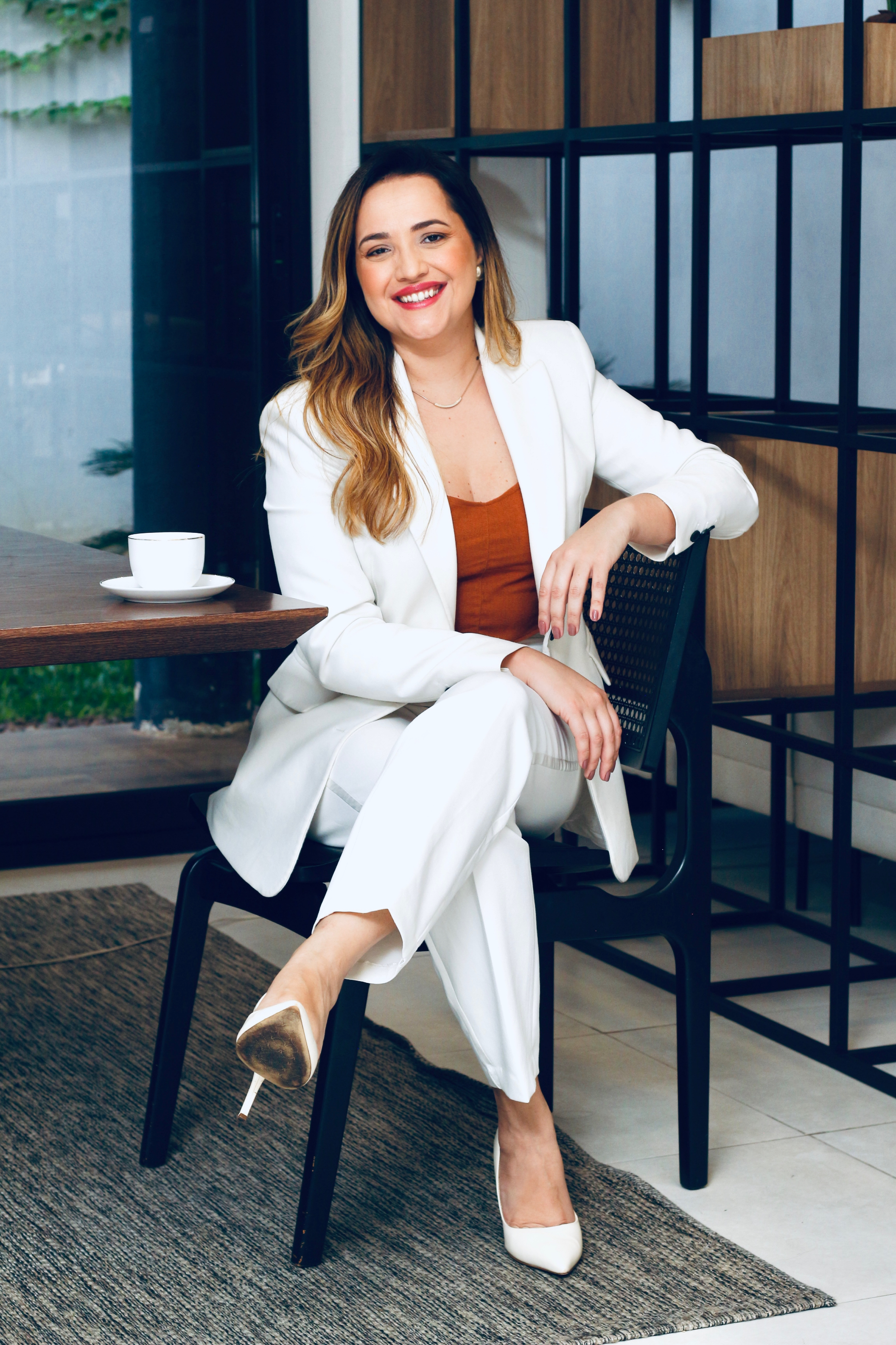 Foto de Fernanda Vasconcelos trabalhando em seu notebook